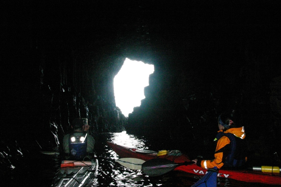 http://www.nickelarse.com/Photos/ScotlandSeptember2008/09-16%20to%2019%20Kayaking/1152x768/044%20Tony%20And%20Bridget,%20Fingal's%20Cave,%20Staffa.JPG